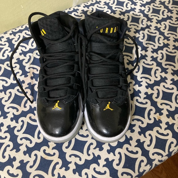 Kids 4y Jordan’s - Picture 1 of 4